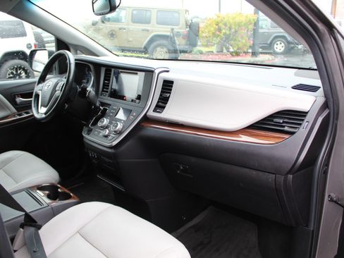 Used 2017 Toyota Sienna Limited AWD/4WD image 25