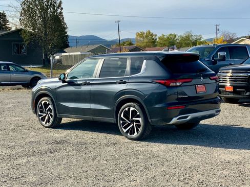 Used 2024 Mitsubishi Outlander SE image 3