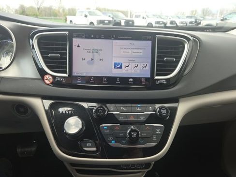 Used 2023 Chrysler Pacifica Touring-L FWD image 33
