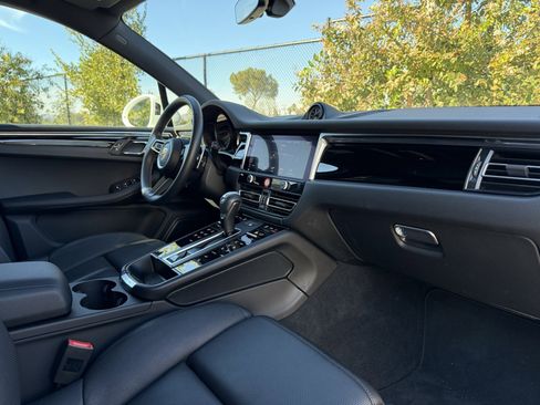 Used 2025 Porsche Macan image 25