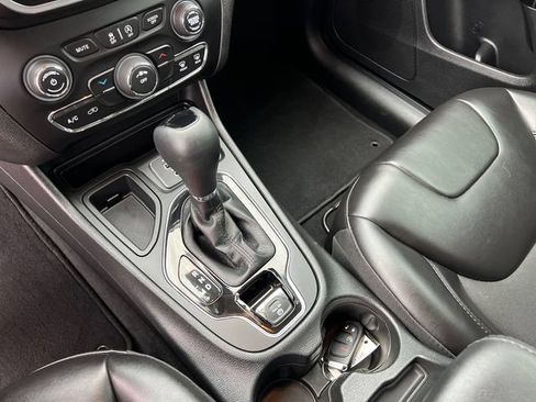 Used 2021 Jeep Cherokee Latitude Plus FWD image 21