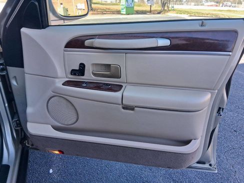 Used 2004 Lincoln Town Car Signature image 19
