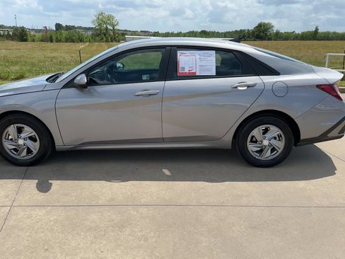 Used 2025 Hyundai Elantra SE FWD image 6