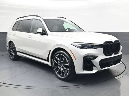 Used 2021 BMW X7 M50i w/ Dynamic Handling Package AWD/4WD image 2