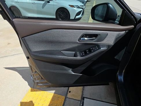 Used 2021 Nissan Rogue SV image 11