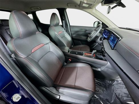 Certified 2026 Nissan Kicks SR FWD image 25