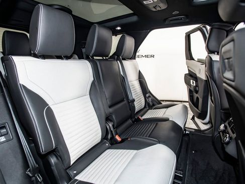 Used 2023 Land Rover Discovery Metropolitan Edition image 20