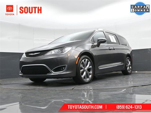 Used 2020 Chrysler Pacifica Limited image 34