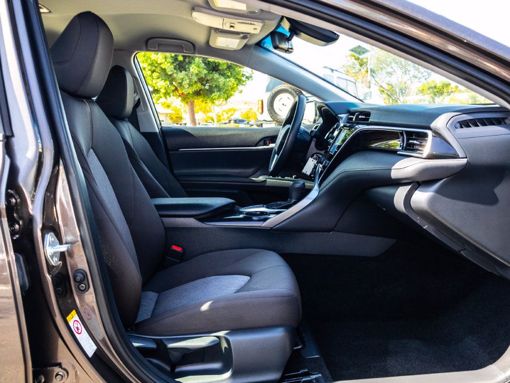 Used 2018 Toyota Camry LE FWD image 18