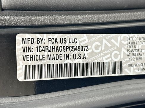 Used 2023 Jeep Grand Cherokee Laredo AWD/4WD image 29