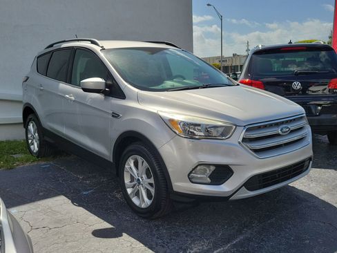 Used 2018 Ford Escape SE w/ SE Sync 3 Package FWD image 3