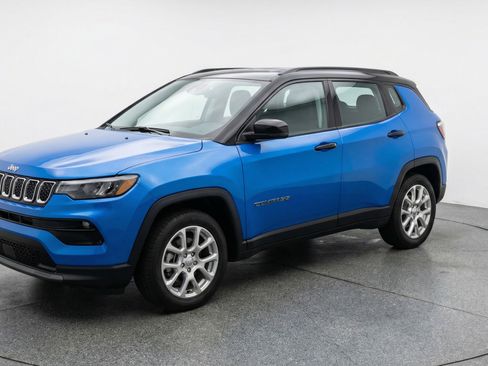 Used 2025 Jeep Compass Limited image 3