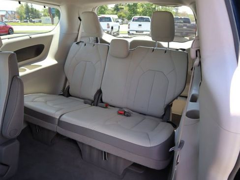 Used 2017 Chrysler Pacifica Touring-L Plus FWD image 17