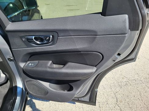 Used 2018 Volvo XC60 T6 Momentum w/ Advanced Package image 28