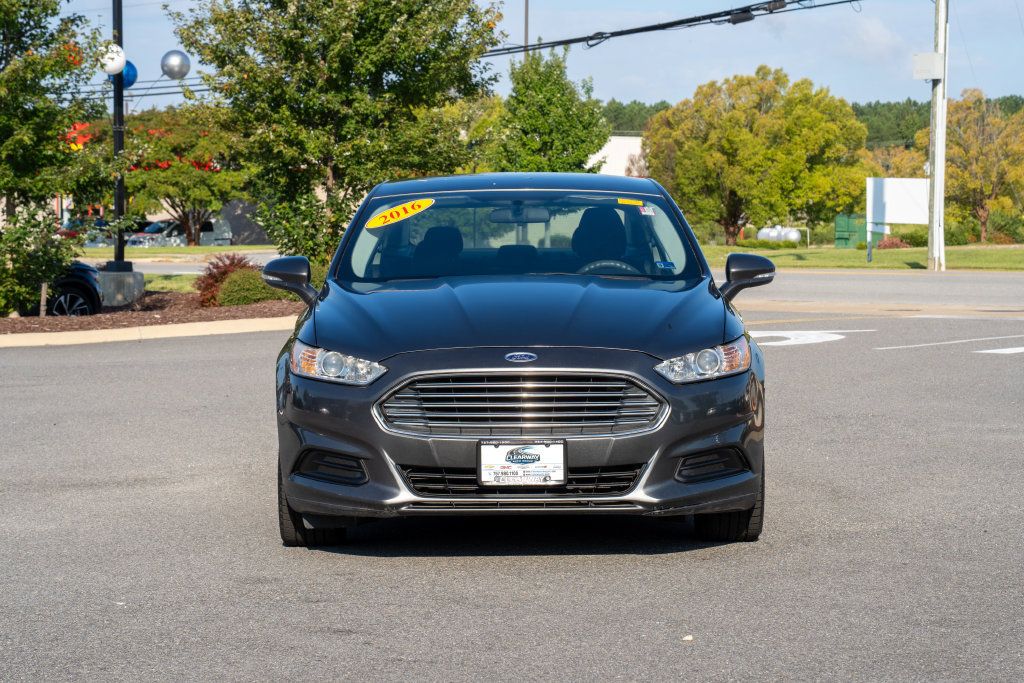 Used 2016 Ford Fusion SE FWD image 2