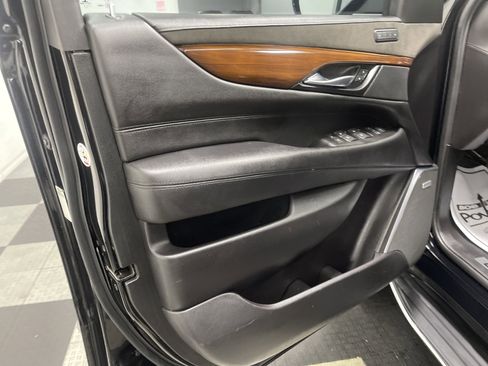 Used 2019 Cadillac Escalade Luxury image 10