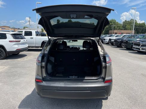 Used 2019 Jeep Cherokee Latitude Plus FWD image 17