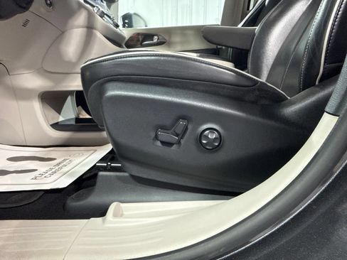 Used 2023 Chrysler Pacifica Limited FWD image 29