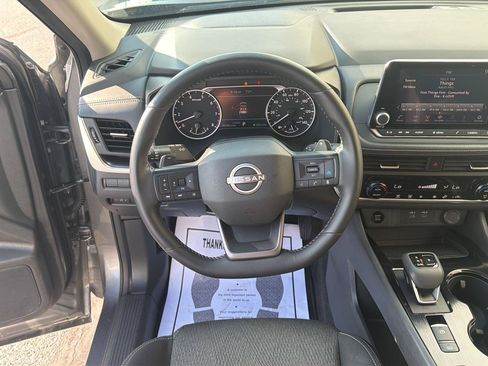 Used 2025 Nissan Rogue SV FWD image 9
