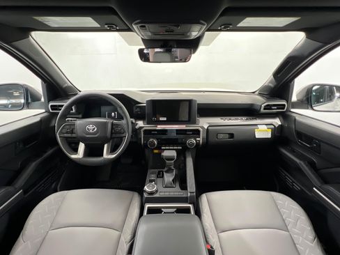 Used 2025 Toyota Tacoma SR5 AWD/4WD image 9