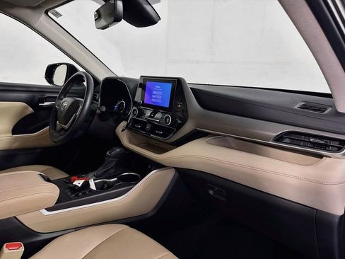 Used 2025 Toyota Highlander XLE AWD/4WD image 32