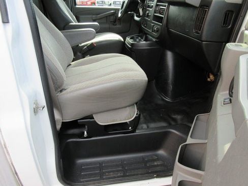Used 2017 Chevrolet Express 3500 RWD image 42