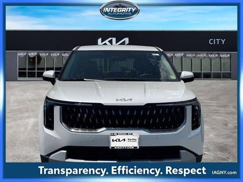 Used 2026 Kia Carnival FWD image 2