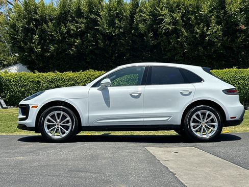 Certified 2025 Porsche Macan AWD/4WD image 2