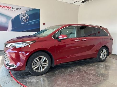Used 2021 Toyota Sienna Limited image 3