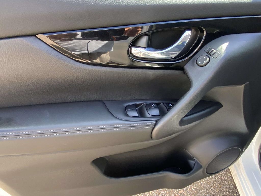 Used 2022 Nissan Rogue Sport SV AWD/4WD image 19