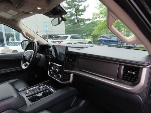 Used 2024 Ford Expedition XLT AWD/4WD image 17