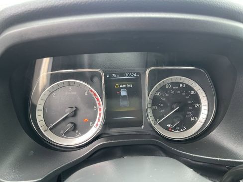 Used 2017 Nissan Titan SV image 5