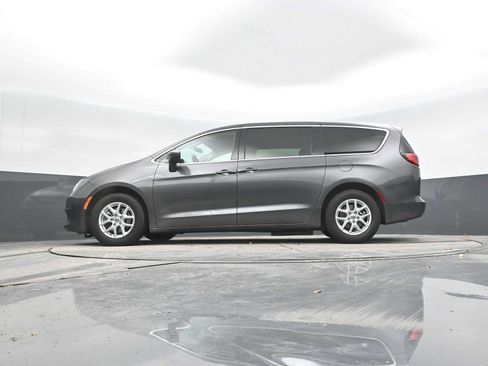 Used 2022 Chrysler Voyager LX image 39