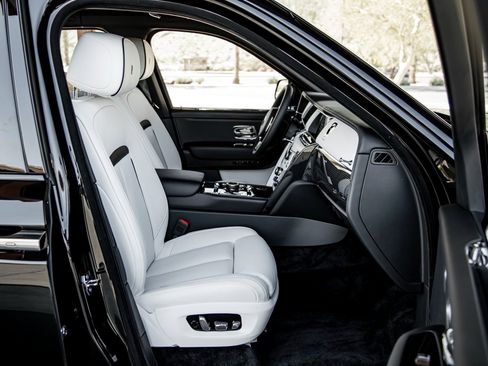 Used 2024 Rolls-Royce Cullinan Black Badge w/ Driver's Package image 31