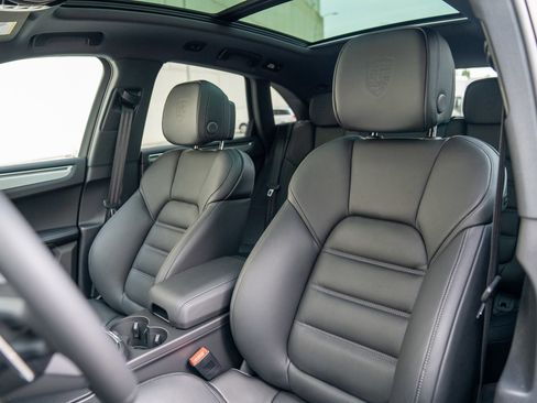 Certified 2026 Porsche Macan Turbo AWD/4WD image 5