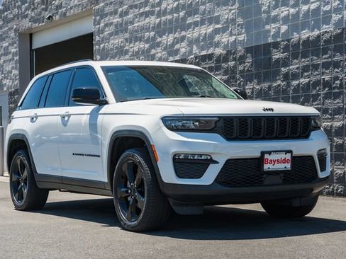 Used 2023 Jeep Grand Cherokee Limited w/ Black Appearance Package AWD/4WD image 2