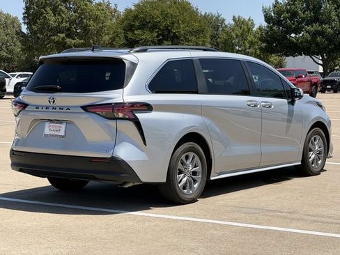 Used 2022 Toyota Sienna LE FWD image 4