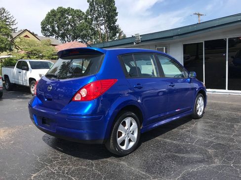 Used 2010 Nissan Versa Hatchback w/ Premium Pkg FWD image 7