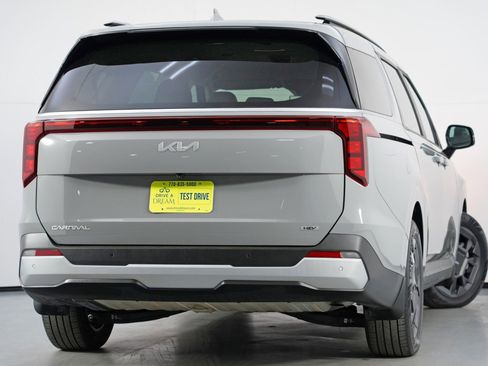 Used 2025 Kia Carnival EX image 5