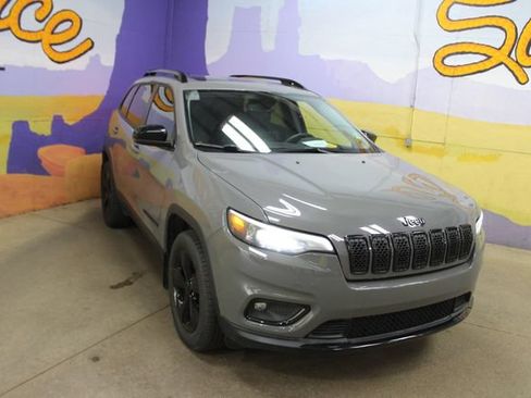 Used 2022 Jeep Cherokee Latitude Lux w/ Sun & Sound Group AWD/4WD image 2