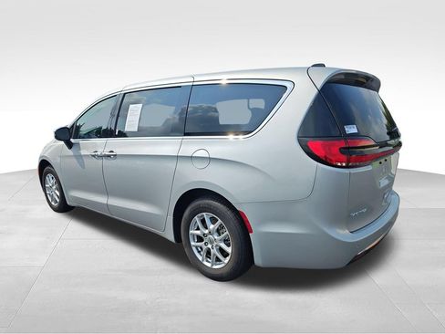 Used 2023 Chrysler Pacifica Touring-L FWD image 3