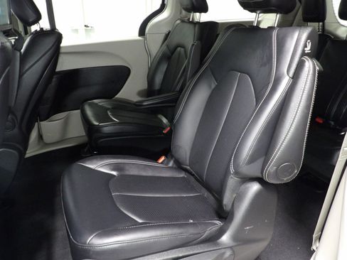 Used 2022 Chrysler Pacifica Touring-L w/ Uconnect Theater Family Group image 19