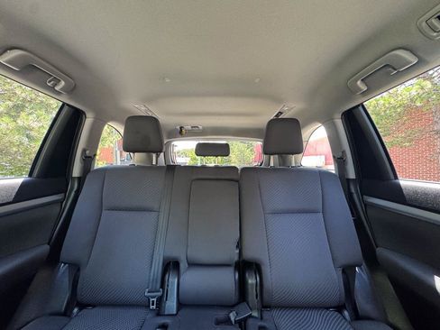 Used 2019 Toyota Highlander LE AWD/4WD image 18