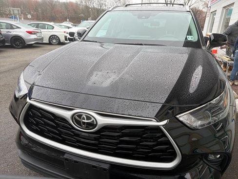 Used 2022 Toyota Highlander XLE image 2