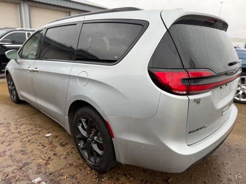 Used 2022 Chrysler Pacifica Limited w/ S Appearance Package image 4