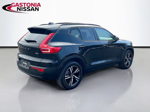 Used 2024 Volvo XC40 B5 Core image 9
