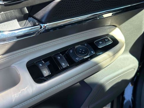 Used 2023 Lincoln Corsair Reserve w/ Equipment Group 201A image 17