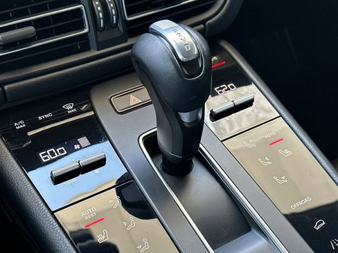 Certified 2022 Porsche Macan AWD/4WD image 22