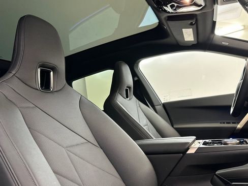 Certified 2025 BMW iX xDrive50 image 32
