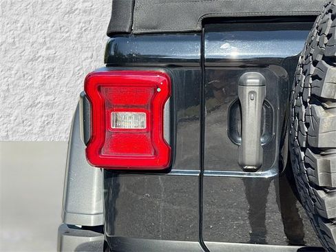 Used 2022 Jeep Wrangler Unlimited Rubicon w/ LED Lighting Group image 10